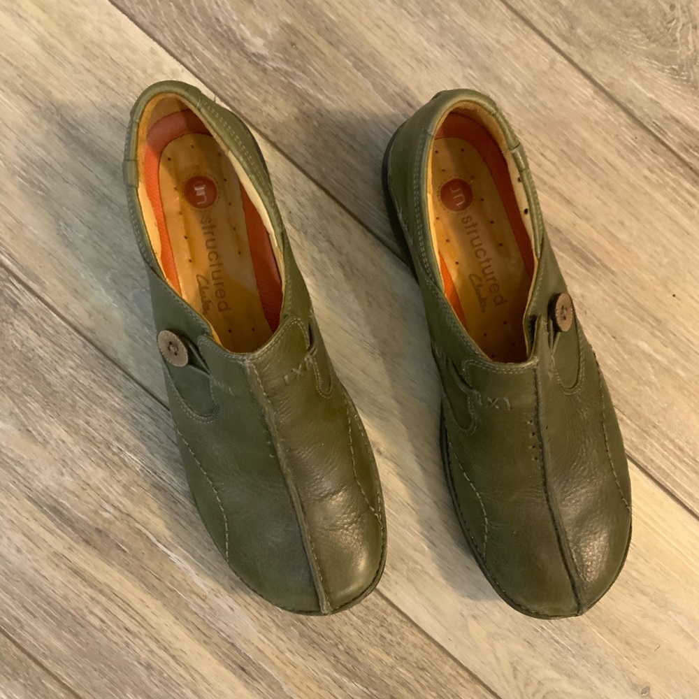 Unstructured by Clark Olive Green Leather Slip-On Shoes. Size 8 1/2